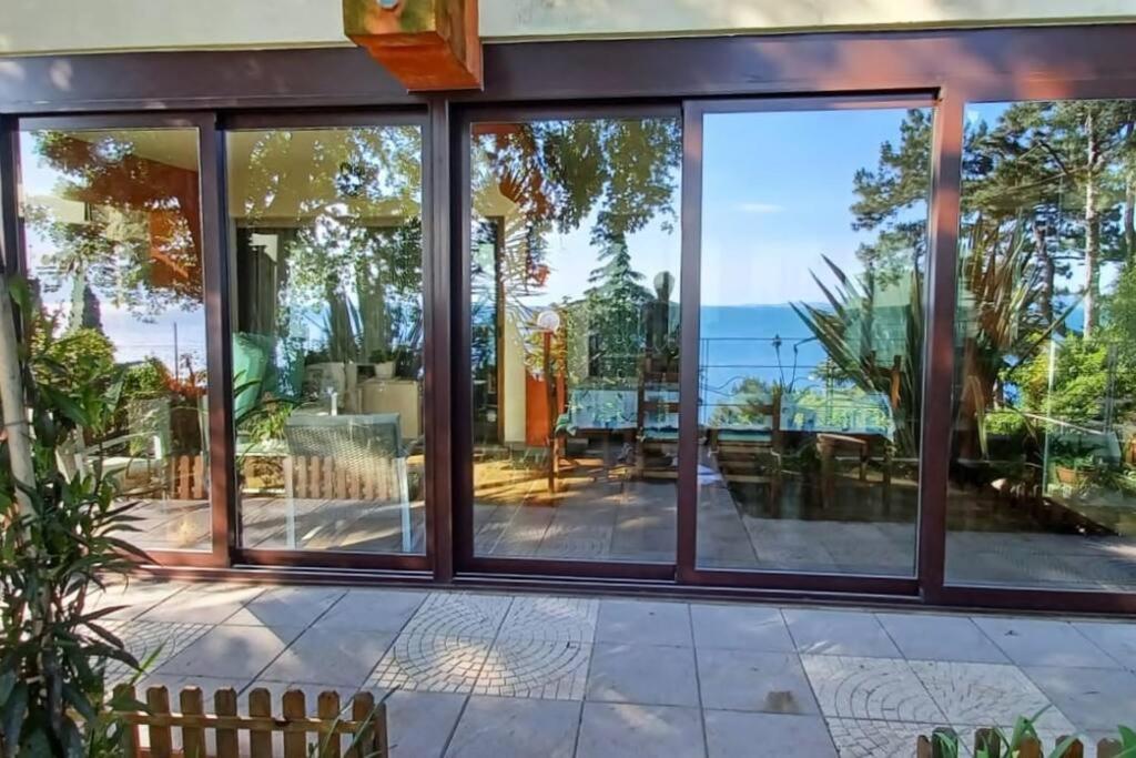 Brezza Marina - Appartamento In Villa Fronte Mare Триест Экстерьер фото
