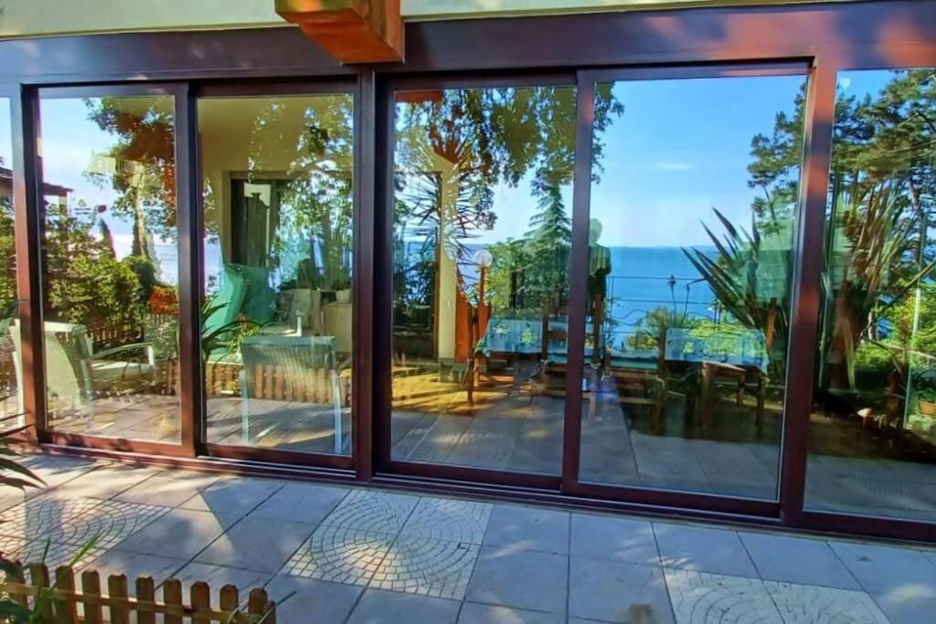 Brezza Marina - Appartamento In Villa Fronte Mare Триест Экстерьер фото