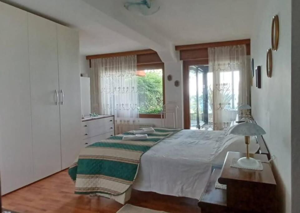 Brezza Marina - Appartamento In Villa Fronte Mare Триест Экстерьер фото