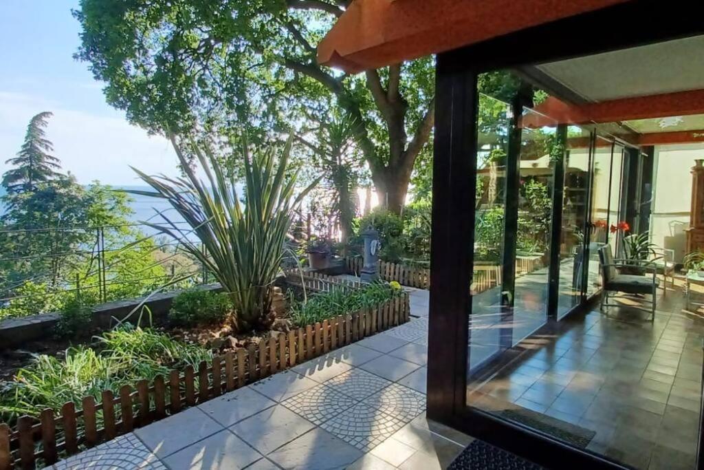 Brezza Marina - Appartamento In Villa Fronte Mare Триест Экстерьер фото