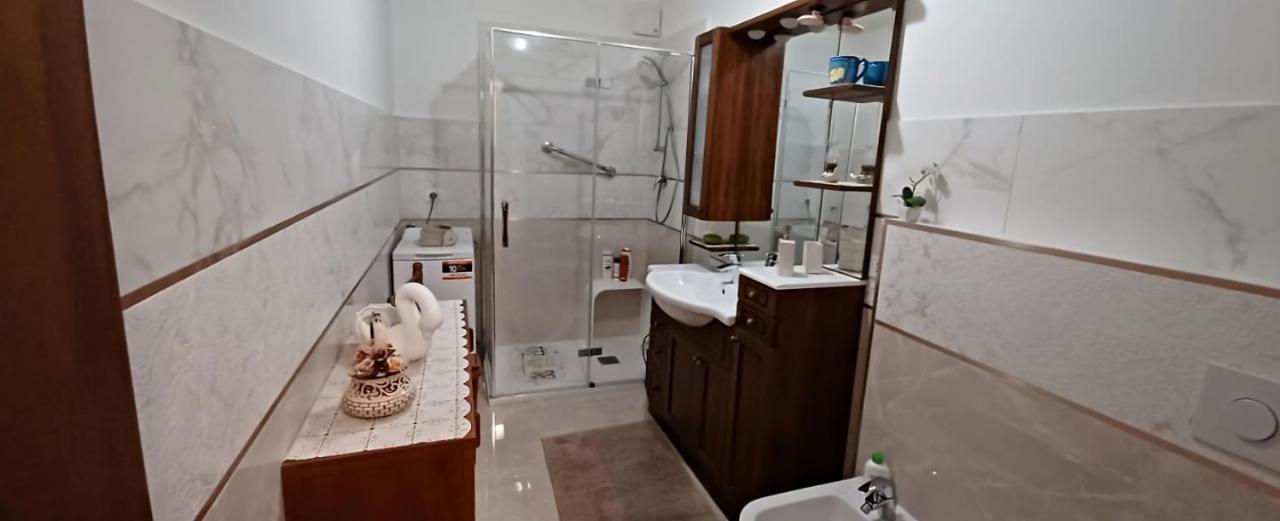 Brezza Marina - Appartamento In Villa Fronte Mare Триест Экстерьер фото